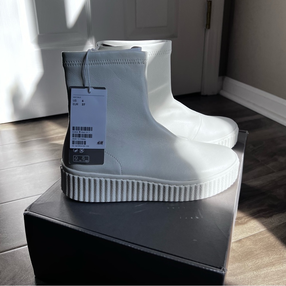 NEW leather boots in size 6 US